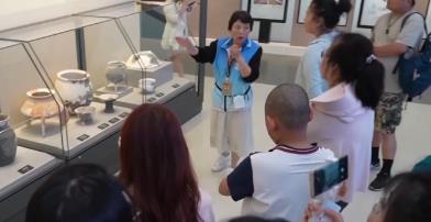 从“看展”到“讲展” 银发志愿者在博物馆找到“乐龄”生活