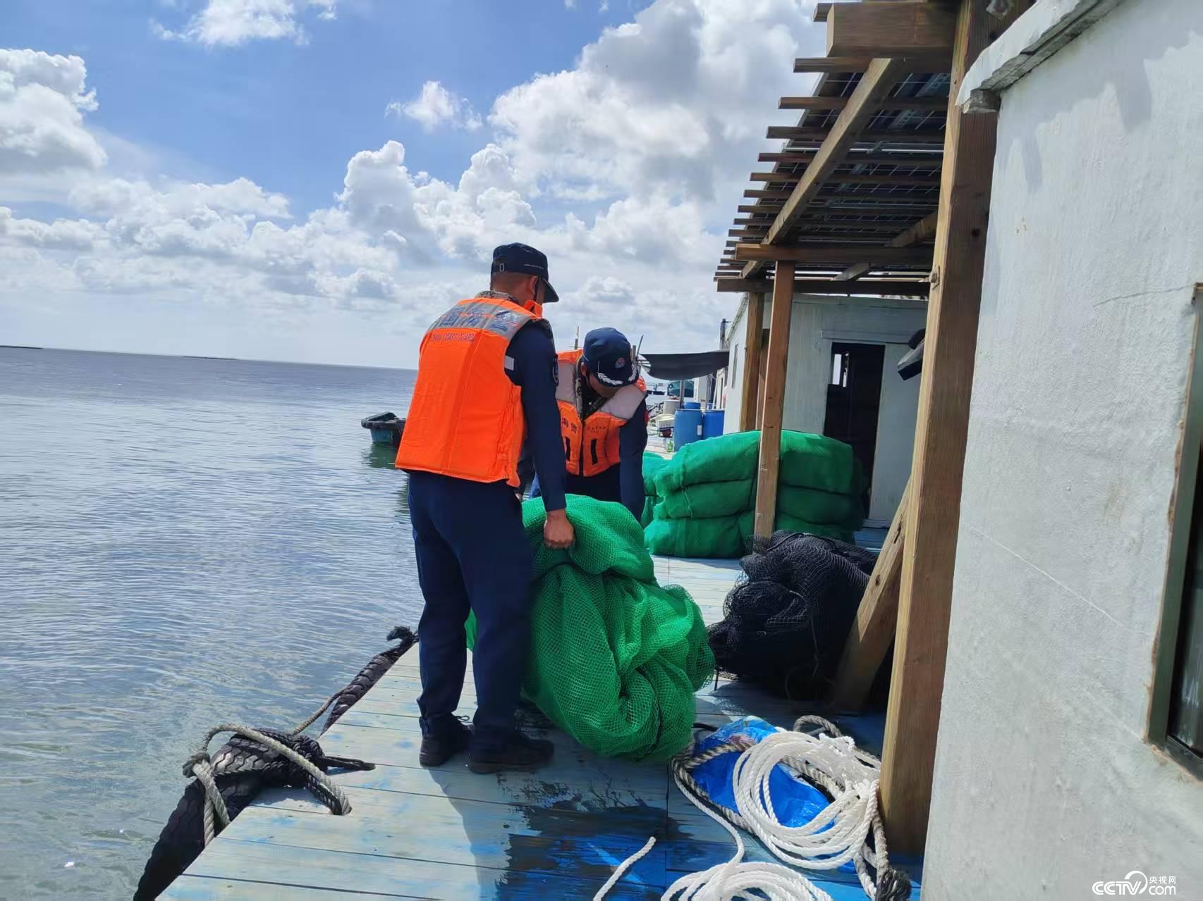 图片3帮助渔民搬运物资