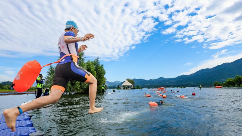 北京奥运铁人三项赛场，“小铁人”热闹挑战