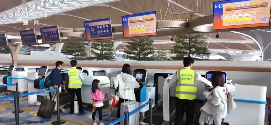 白云机场为65岁以上老人开设银发通道