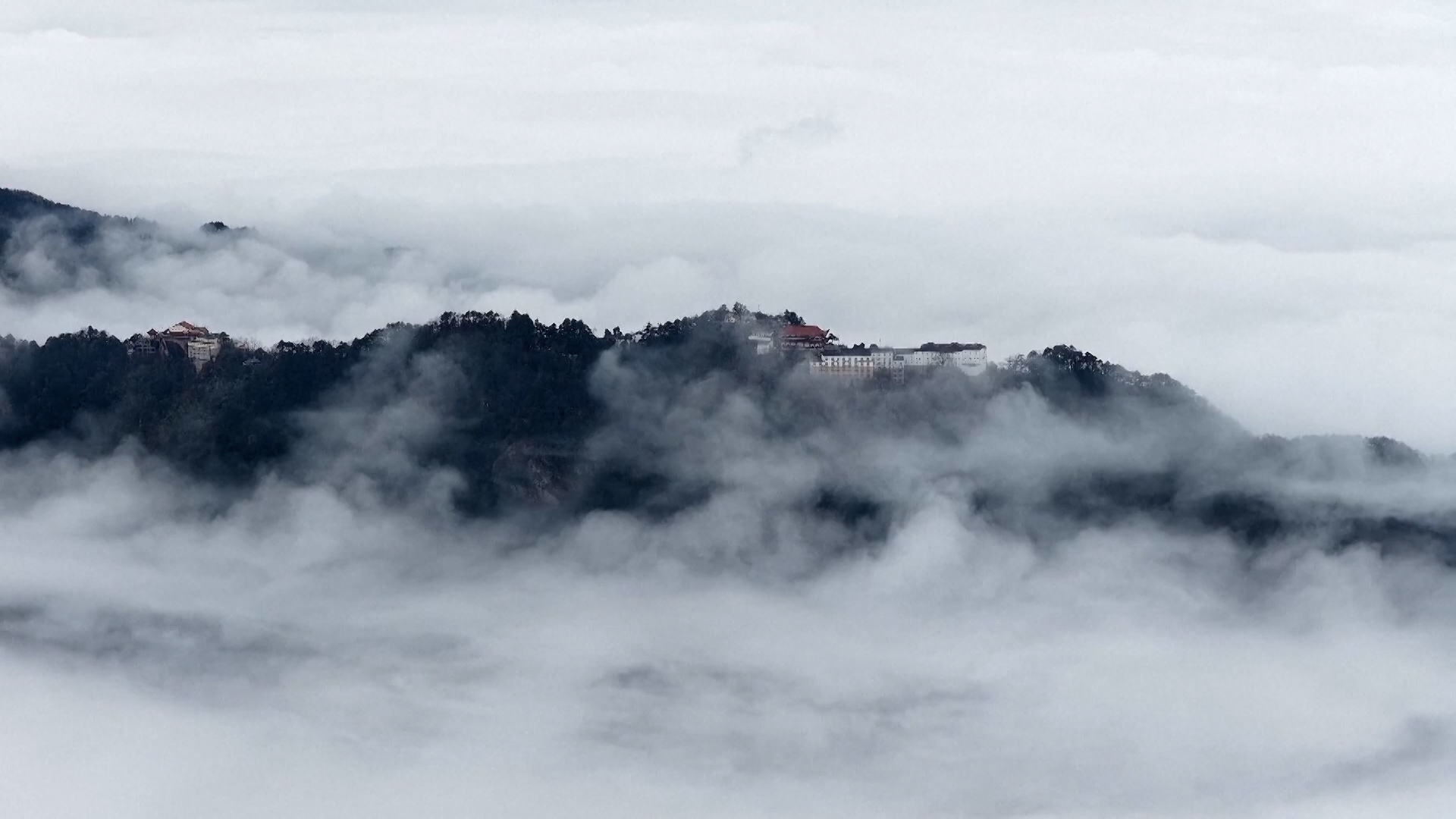 Dreamlike cloud sea appears at Jiuhua Mountain scenic area
