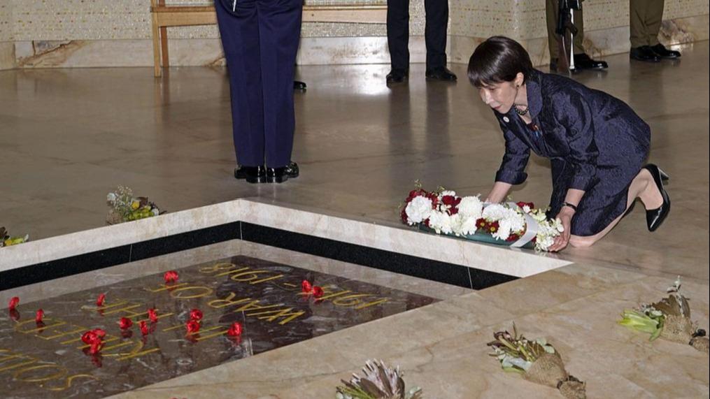 Takaichi's kneeling in Australia sparks criticism over hypocritical political performance