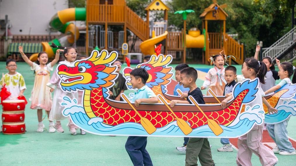 People celebrate upcoming Dragon Boat Festival across China