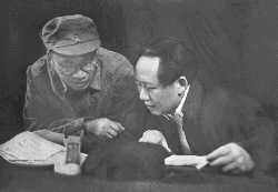 毛泽东、朱德在中共七大主席台上