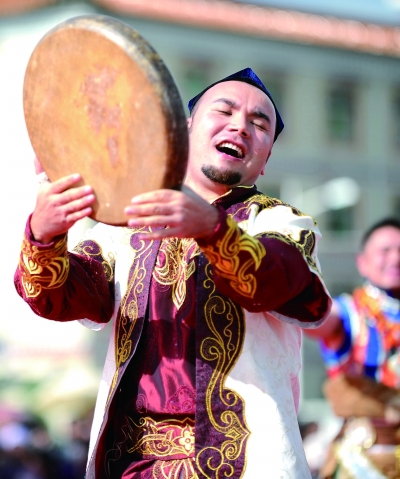 cfp梨园新锐王奕謌(左)在北京与来自美国的中国戏曲学院学生柳素英