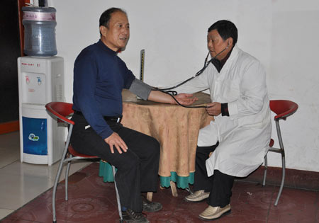 李田生30多年来,李田生把山里乡亲的健康看得比什么