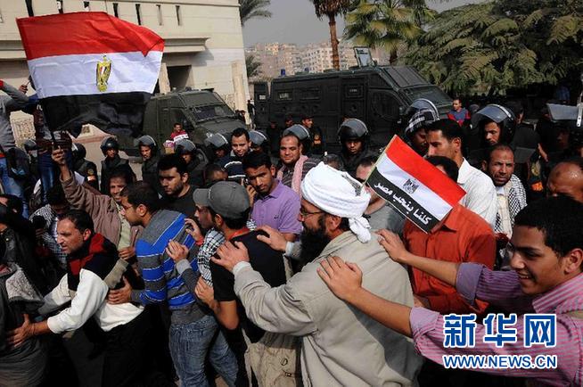 周六早些时候,成千上万来自穆斯林兄弟会和极端保守主义的萨拉菲派