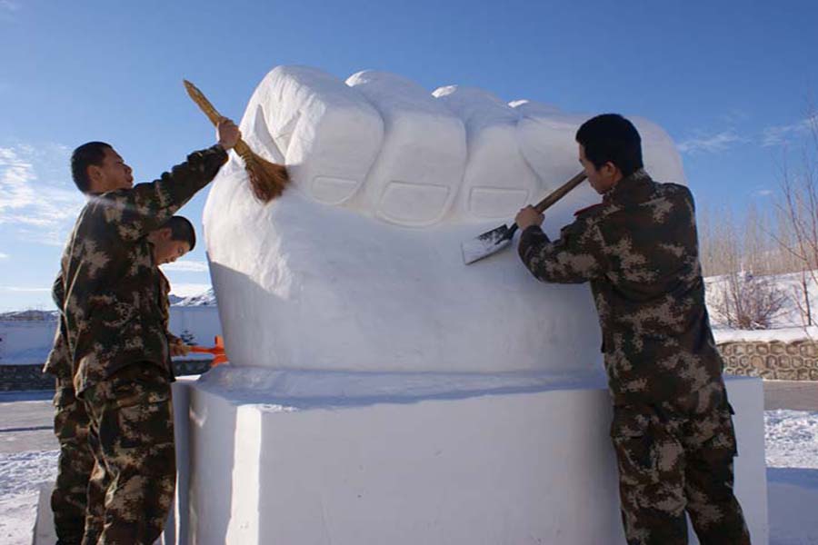 拿起铁锹,铲子在营区内大力开展冰雪文化活动,经过连续10天的奋战,在