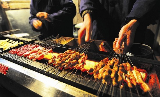 羊肉串让人吃得不放心 记者王永胜摄