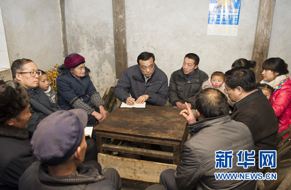 2012年12月29日，李克强在湖北省恩施龙凤镇青堡村与村民座谈。