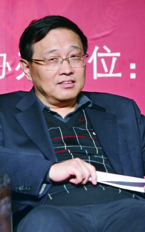 王建中国宏观经济学会秘书长从长期因素看,内外环境都