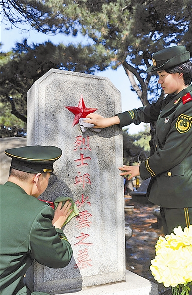 北京军区某通信团官兵来到华北烈士陵园祭扫白求恩,马本斋等烈士墓,向
