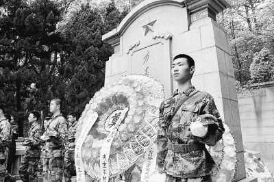 3月30日,华东交大国防生向方志敏烈士墓敬献花圈.龚朴 摄