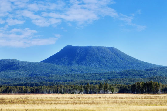 还会带着一套滑雪板,板上包着的狍子皮可以让猎人悄无声息地接近猎物