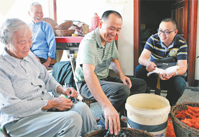 海宁市委办机关干部与结对农户交心.