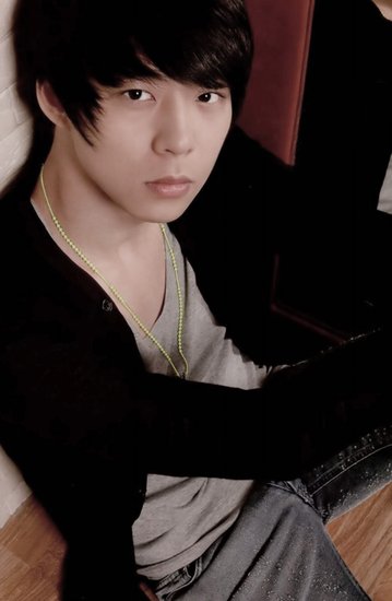 朴有天吸烟被拍网民狂轰 涉逃兵役遭大众质疑