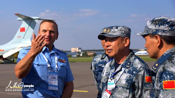 俄罗斯空军副总司令会见中国空军八一飞行表演队一行图