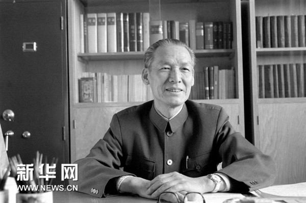　　1982年刘复之同志在办公室工作时留影。记者 谢丰泉 摄