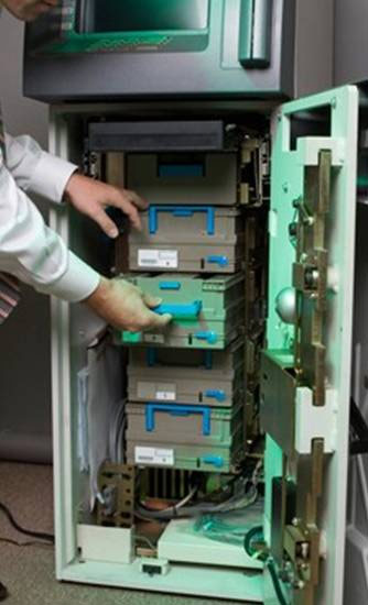 工作人员手拿的就是储钱箱,如果有不同面值的钱,就会分储在不同箱子里