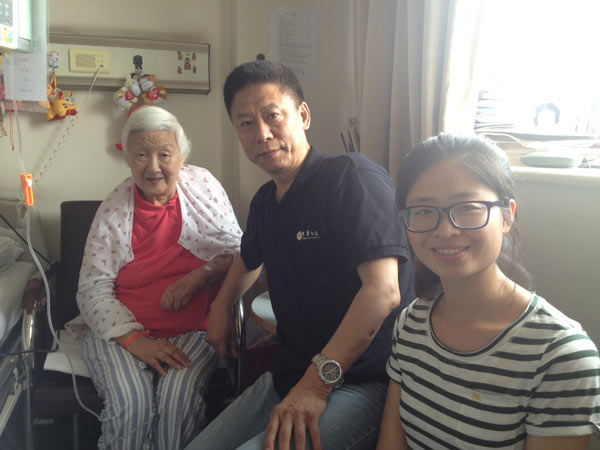 编导王婷婷与《望长城》主持人黄宗英,焦建成上海合影