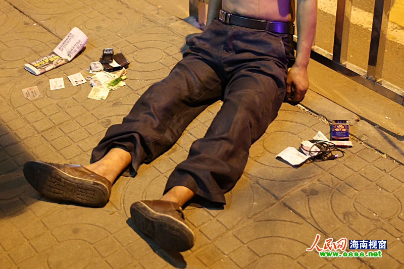 海口一男子因生活不如意在公交站台自缢身亡(组图)