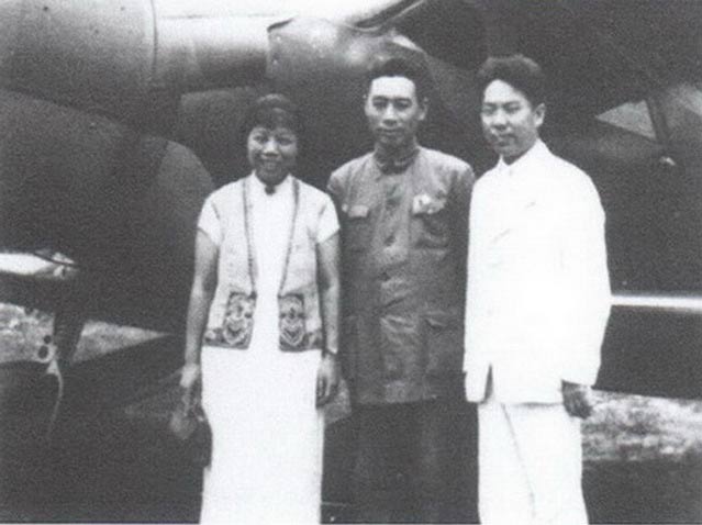 1939年6月，张冲与周恩来、邓颖超在重庆机场。童小鹏摄·