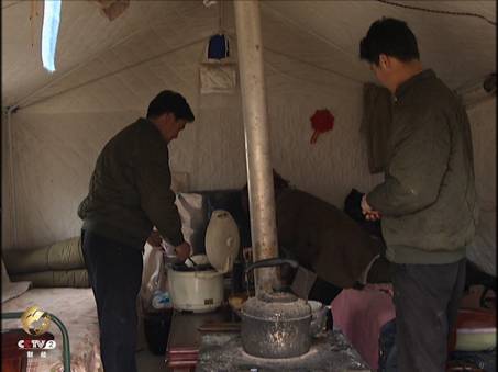 包供同一家四口正在做饭