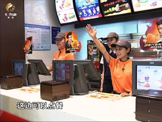 莫秋桂面带微笑在迎接每一位点餐顾客