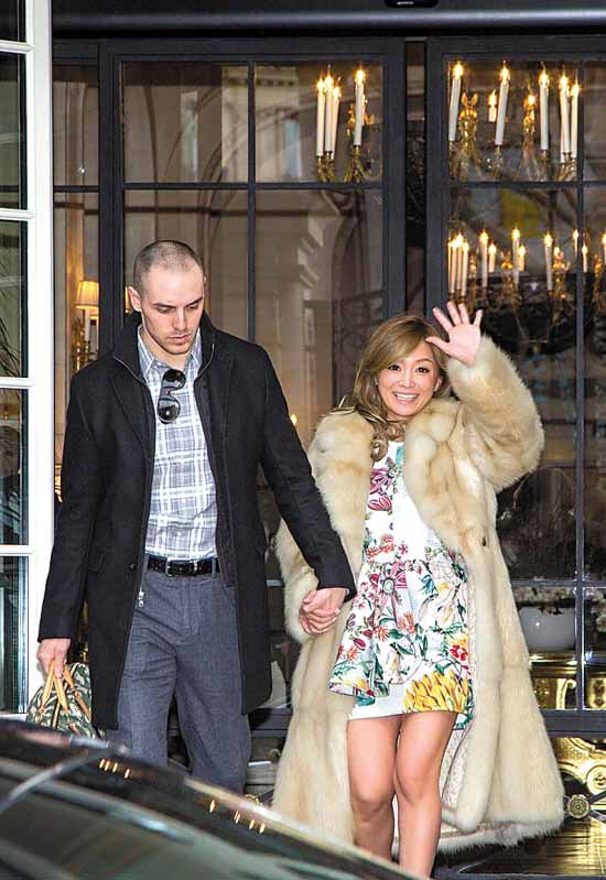 滨崎步与小10岁未婚夫同游巴黎 十指紧扣秀恩爱