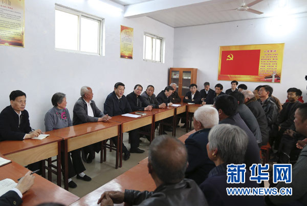 　　3月17日，习近平在东坝头乡张庄村村委会与干部群众座谈，听取意见和建议。新华社记者 丁林 摄