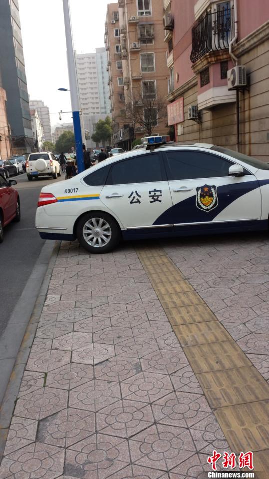 江苏常州一警车占人行道多日警方称正找车主