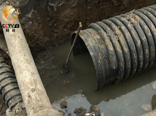 　淤泥致使管道堵塞也是暴雨来袭后无法顺畅排走的主要原因