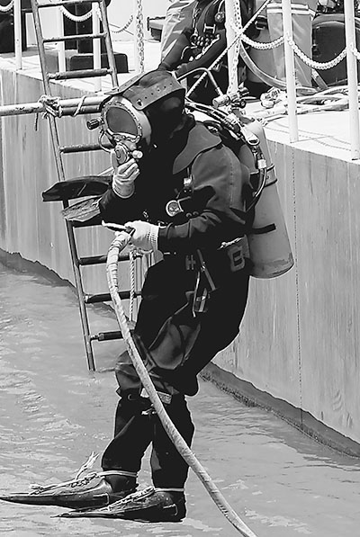 "上,在高压环境暴露生活了380小时的6名饱和潜水员完成减压依序出舱