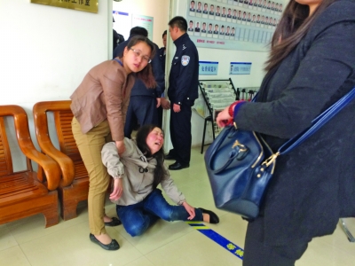 男子派出所内遭一家三口围殴身亡