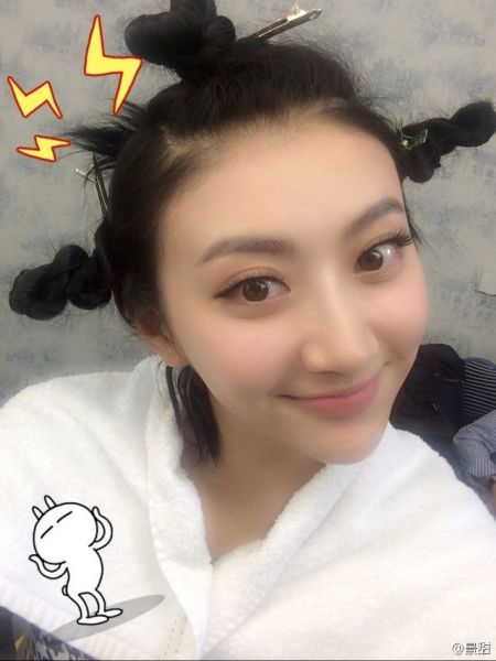 景甜晒羊角发型卖萌 网友调侃:像哪吒(图)