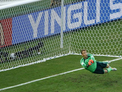 诺伊尔再演飞身扑救