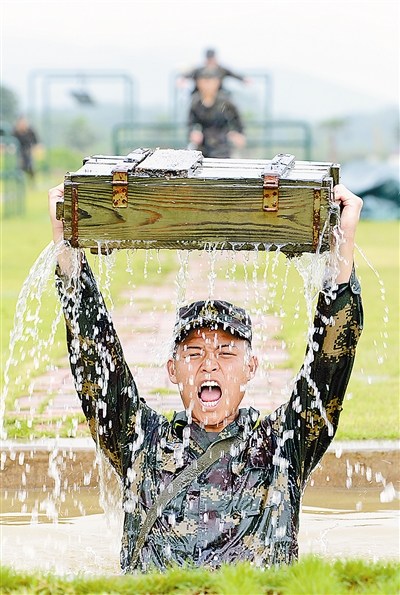 第二炮兵某旅组织官兵进行战斗意志训练(图)