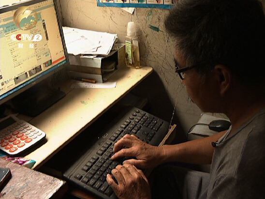 湾头村村民张洪文在家里经营着自己的网上生意