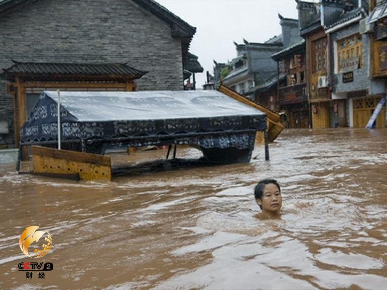 周阳兰游进没胸的洪水中参与救援