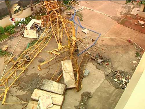 工地的塔吊被台风拦腰折断直接砸在了消防中队的楼面上