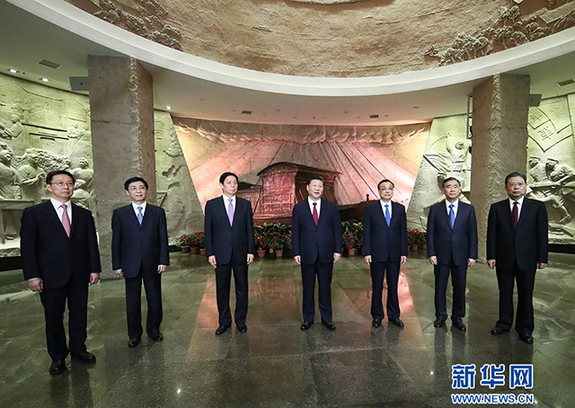 2017年10月31日，习近平带领中共中央政治局常委在浙江嘉兴南湖边瞻仰红船。
