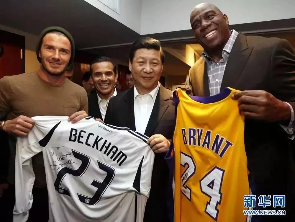 2012年2月18日，足球明星贝克汉姆在美国洛杉矶向习近平赠送了纪念球鞋和球衣。