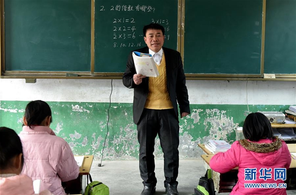张玉滚在课堂上授课（3月20日摄）。新华社记者 李嘉南 摄