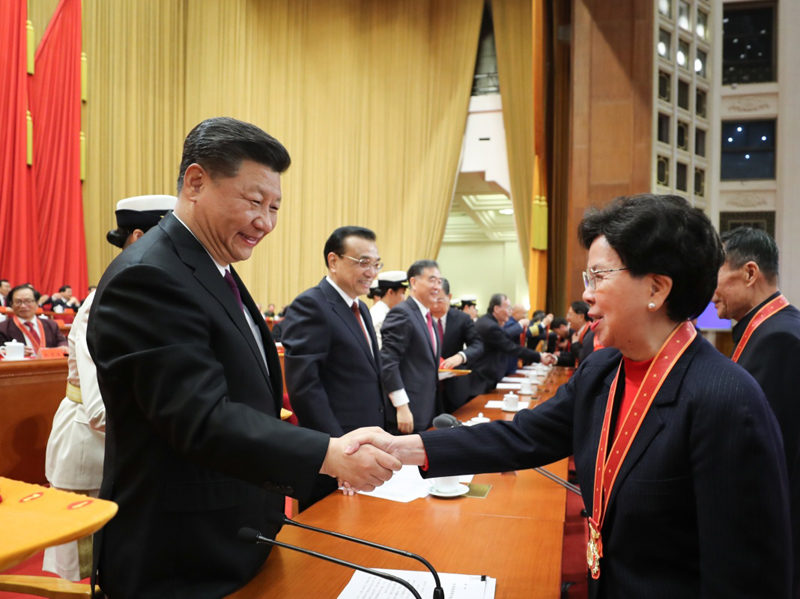 12月18日，庆祝改革开放40周年大会在北京人民大会堂隆重举行。中共中央总书记、国家主席、中央军委主席习近平在大会上发表重要讲话。这是习近平等为获得改革先锋称号人员代表颁奖。