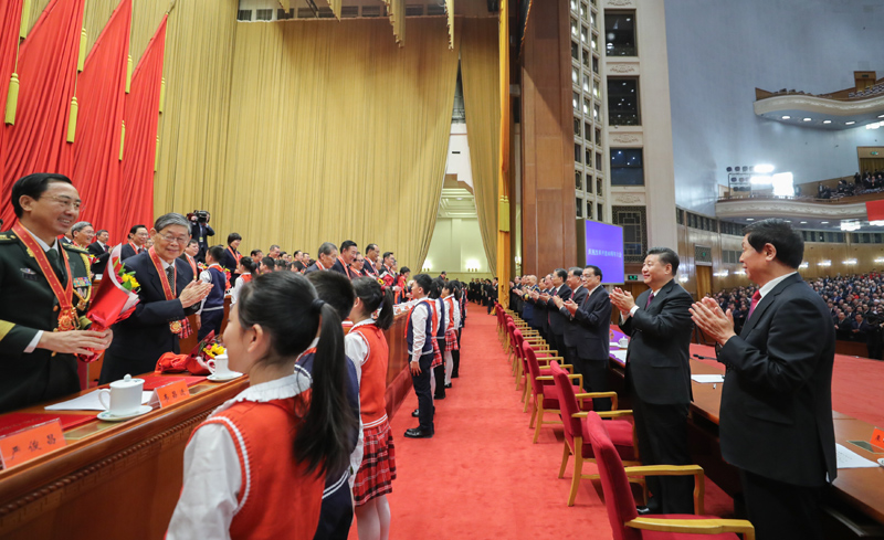 12月18日，庆祝改革开放40周年大会在北京人民大会堂隆重举行。中共中央总书记、国家主席、中央军委主席习近平在大会上发表重要讲话。这是习近平等鼓掌向受表彰人员表示祝贺。