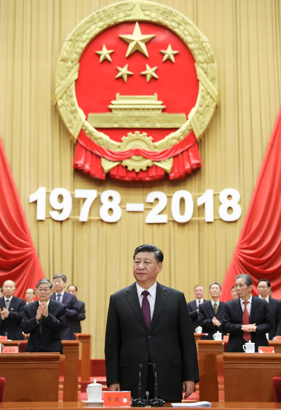 12月18日，庆祝改革开放40周年大会在北京人民大会堂隆重举行。中共中央总书记、国家主席、中央军委主席习近平在大会上发表重要讲话。这是习近平在主席台向全场致意。