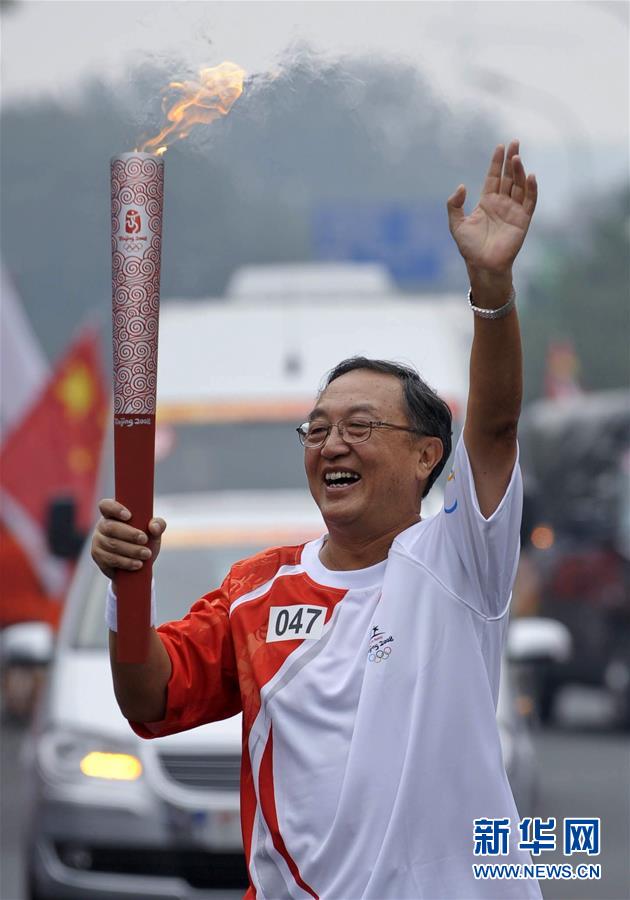 这是柳传志在北京市传递奥运圣火（2008年8月6日摄）。