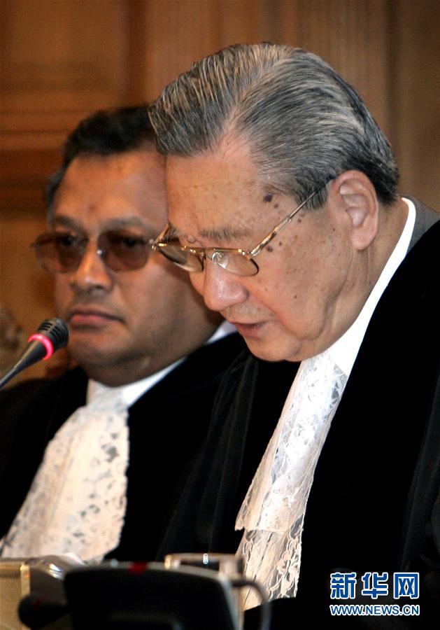 2004年7月9日，国际法院院长史久镛大法官（右）在荷兰海牙宣读法院裁定书。