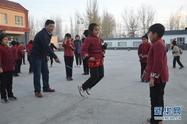 库尔班·尼亚孜和学生一起跳绳（资料照片）。