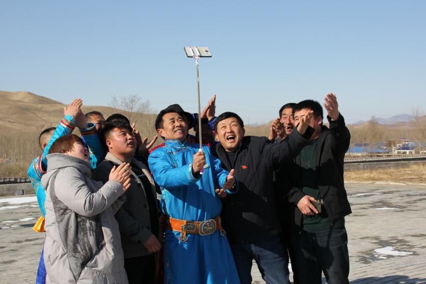 东萨拉嘎查牧民通过微信与在北京开会的吴云波视频通话